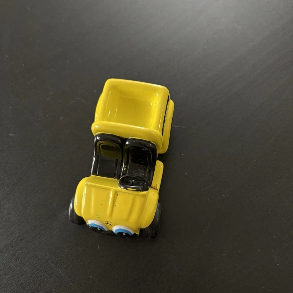 ERTL DIECAST METAL JOHN DEERE YELLOW CAR‎ W/FACE EYES MOUTH